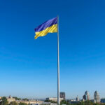Flagge der Ukraine über Dnipro