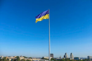 Flagge der Ukraine über Dnipro